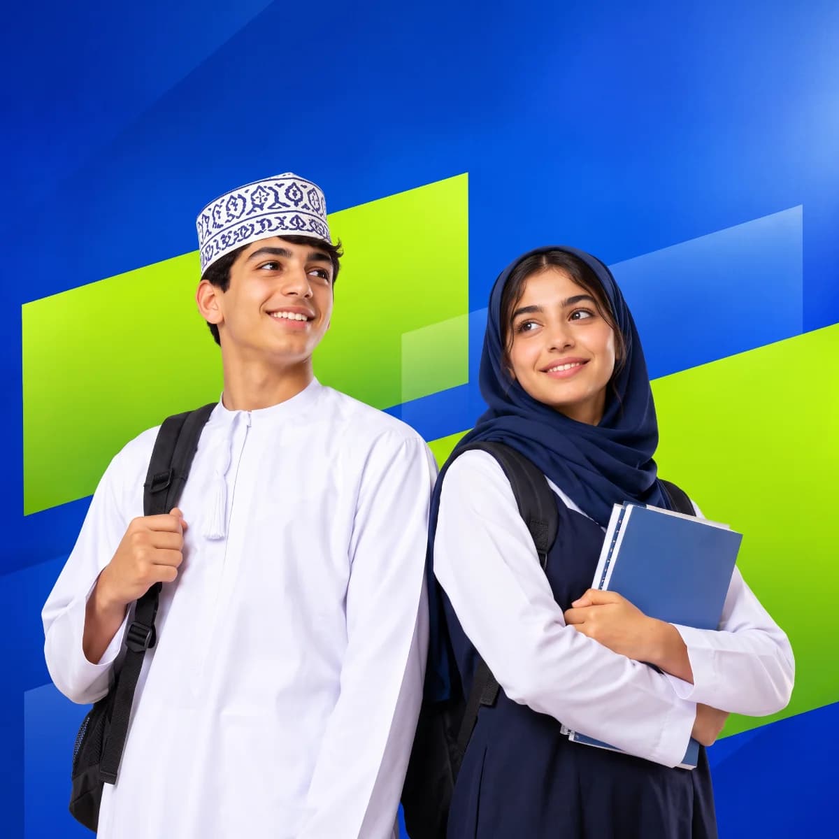 طالب وطالبة عُمانيان بالزي المدرسي مع حقيبة وكتب