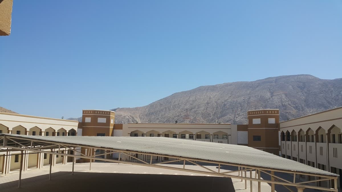 Al-Emmam Al-Muhanna Bin Sultan For Primary Education - Photo 2 of 3