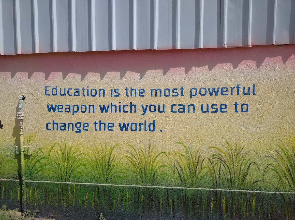 Al Nojom Al Moshriqah - School Building